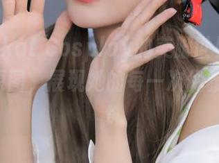 探索Kitkat Cosplay的美脚世界：独家写真集原图，展现她的每一次优雅瞬间.txt